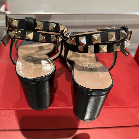 Rockstud Block Heel Sandal
VALENTINO GARAVANI
Black and gold - Picture 3 of 6